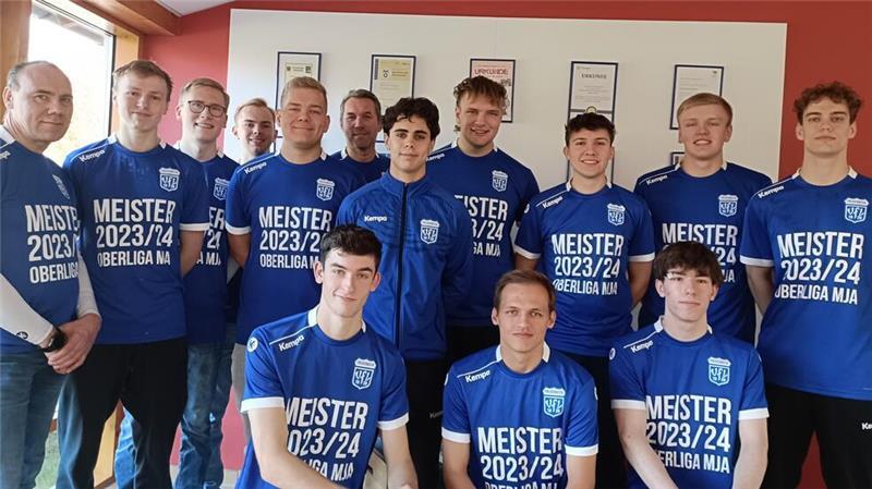 Eine Würdigung gab es auch für sie: Trainer Tomasz Malmon (links) mit der erfolgreichen Handball A-Jugend und Meister in der Oberliga.