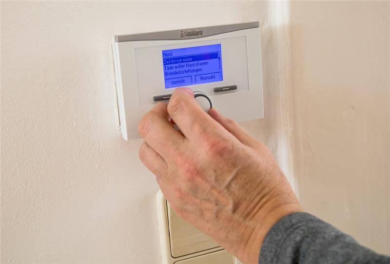Wie die Vorlauftemperatur der Heizung gesenkt werden kann Eine Zeitschaltuhr an der Heizungsanlage kann dafür sorgen, dass die Vorlauftemperatur der Heizung nachts zeitweise reduziert wird. Foto: Christin Klose/dpa-tmn
