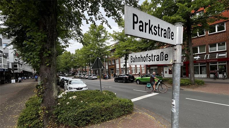 Eine absolute Ausnahme: Radfahrer nutzen derzeit die Fahrbahn selten. Demnächst sind sie dazu verpflichtet.
