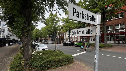 Eine absolute Ausnahme: Radfahrer nutzen derzeit die Fahrbahn selten. Demnächst sind sie dazu verpflichtet.