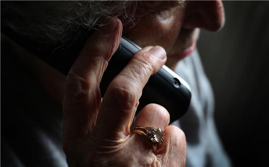Eine ältere Frau telefoniert mit einem schnurlosen Festnetztelefon. Foto: Karl-Josef Hildenbrand/dpa