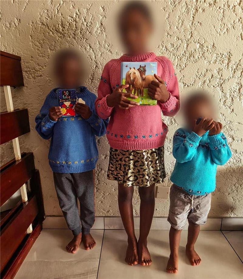 Eine ältere Zevenerin hatte Ende vergangenen Jahres je einen Pullover für die drei Kinder gestrickt und ein kleines Geschenk dazugelegt.