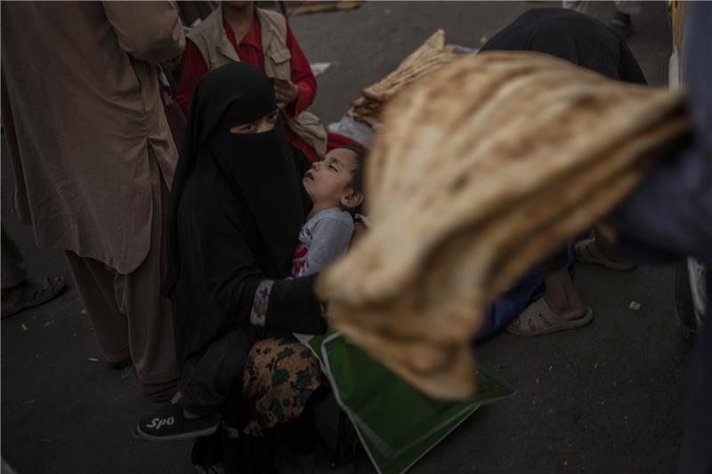 Eine afghanische Frau bettelt in der Altstadt auf einem Markt. Einen Monat nach dem Fall von Kabul stellt sich die Frage, wie die Welt den Bürgern Hilfe zukommen lassen kann, ohne die Taliban-Herrscher in Afghanistan zu bereichern. Für die Afghanen steht viel auf dem Spiel, denn neben der drohenden Hungersnot und dem Zusammenbruch des Gesundheitssystems droht im nahenden Winter eine Krise. Foto: Bernat Armangue/AP/dpa