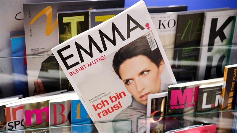 Alice Schwarzer stellt „Emma“ nach 50 Jahren ein Eine aktuelle „Emma“-Ausgabe wird hier zwischen anderen Zeitschriften verkauft.