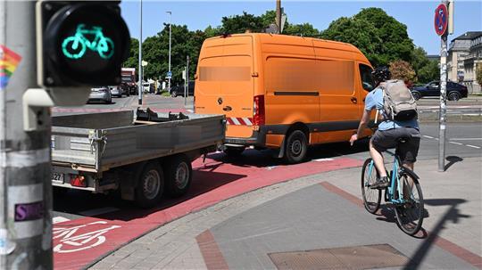 Eine alltägliche Situation: Ein Radfahrer muss abbremsen, weil ein Transporter abbiegt und ihm die Vorfahrt nimmt.