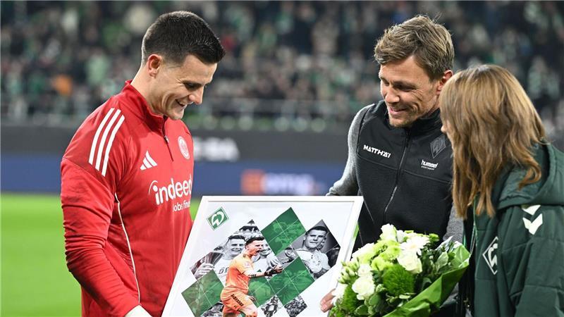 Eine angenehmere Aufgabe für Sportchef Clemens Fritz (M.) vor dem Spiel gegen Frankfurt: Die nachträgliche Verabschiedung von Ex-Werder-Torwart Michael Zetterer (l). 