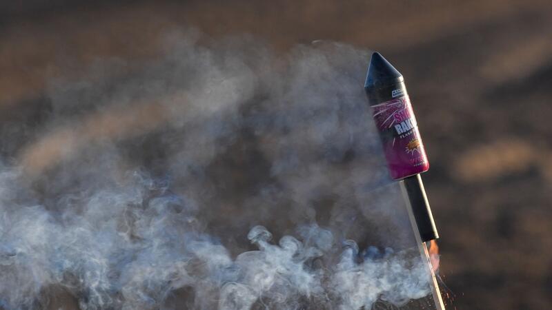 Eine angezündete Silvester-Rakete steckt im Boden.