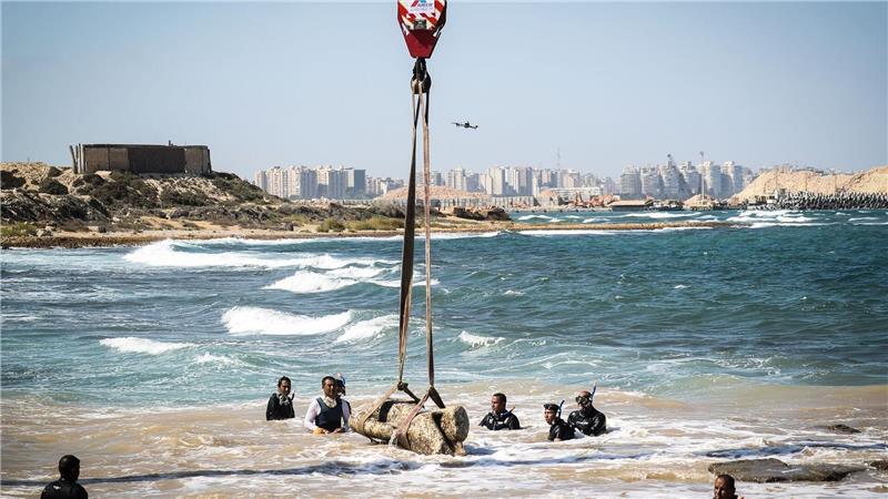 Eine antike Statue wird im Hafen von Abu Qir vom Meeresgrund des Mittelmeers geborgen