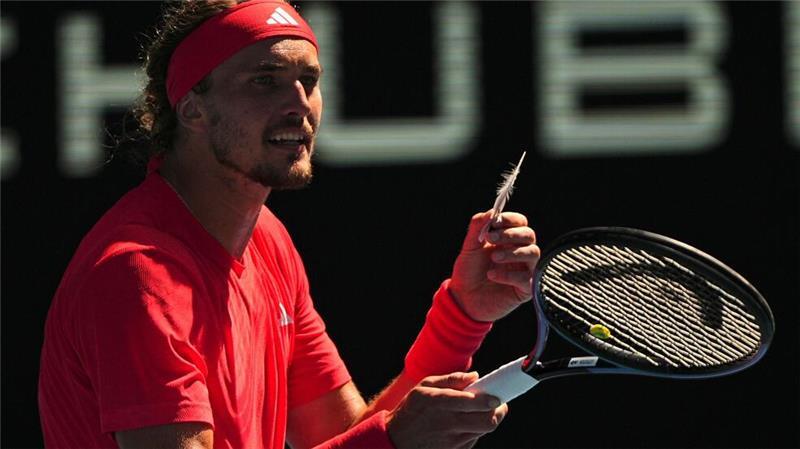 Zverev erreicht Halbfinal-Showdown gegen Djokovic Eine auf den Platz gefallene Feder brachte Zverev kurzzeitig aus dem Konzept
