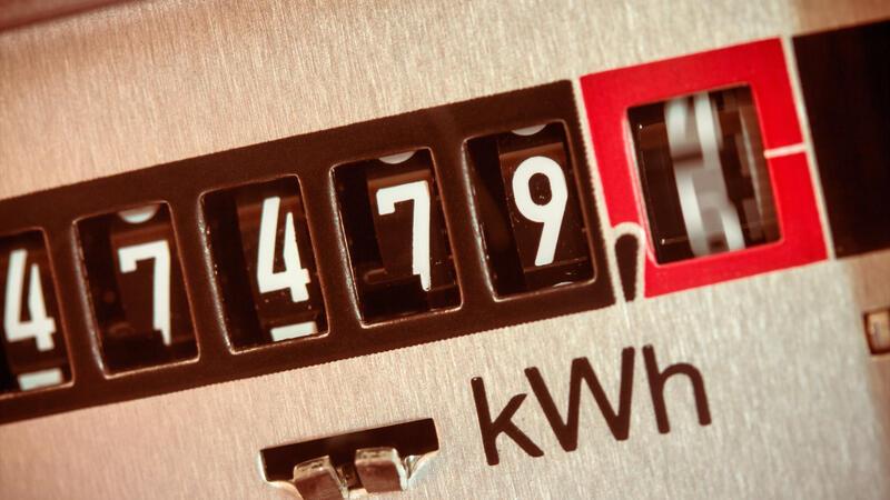 SPD will Preisbremsen verlängern - Mit diesen Kostensteigerungen rechnen Vergleichsportale Eine Frau dreht am Thermostat einer Heizung.