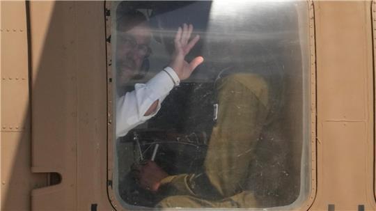 Eine aus dem Gazastreifen freigelassene israelische Geisel gestikuliert aus dem Fenster eines Hubschraubers, der im Sheba Medical Center in Ramat Gan, gelandet ist.