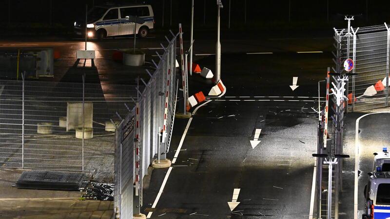 Zeuge: Schüsse von Buxtehuder Flughafen-Geiselnehmer waren „wie ein Hilfeschrei“ Eine beschädigte Schranke, durch die ein Mann am Flughafen mit seinem Auto gerast sein soll. Der Hamburger Flughafen ist nach dem Eindringen eines Fahrzeugs auf das Gelände gesperrt worden.