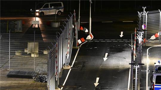 Eine beschädigte Schranke, durch die ein Mann am Flughafen mit seinem Auto gerast sein soll. Der Hamburger Flughafen ist nach dem Eindringen eines Fahrzeugs auf das Gelände gesperrt worden.