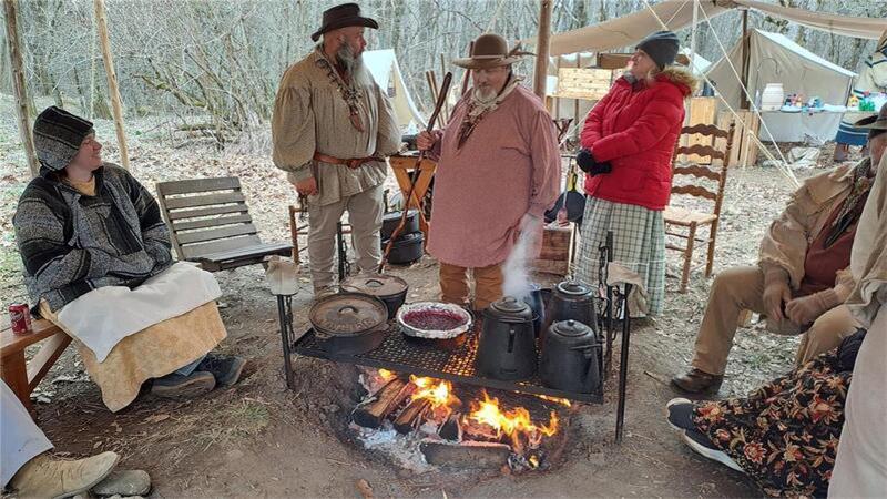 „Trail Magic“: Dipshorner erlebt magische Momente auf dem Appalachian Trail Eine besondere Trail Magic erlebt Jörg Seeger bei Burningtown Gap. Dort Helfer kochen dort wie vor 200 Jahren über dem offenen Feuer.
