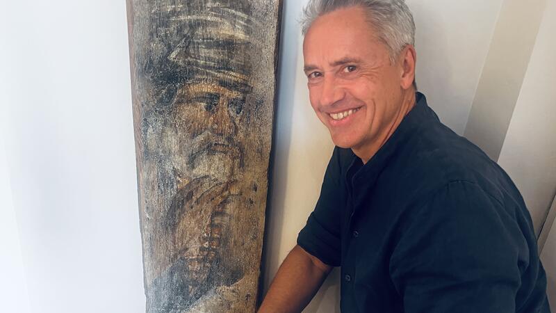 Eine besondere Verbindung: Ulf Brokelmann mit einer Abbildung, die möglicherweise Johann Lüders zeigt, den Erbauer seines Hauses.