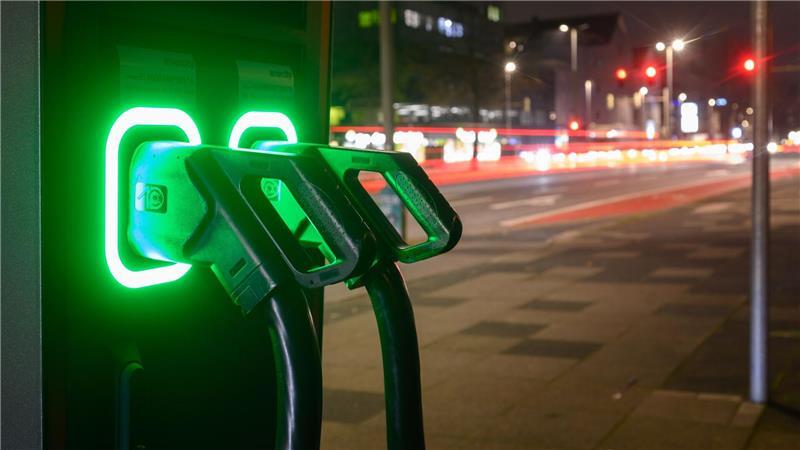 Warum viele Niedersachsen bei der E-Mobilität noch zögern Eine bessere Ladeinfrastruktur wünschen sich viele Niedersachsen. (Archivbild)