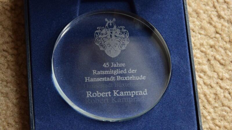 Eine bisher einzigartige Auszeichnung der Stadt Buxtehude: die Medaille für das Stadtratsmitglied Robert Kamprad (CDU).