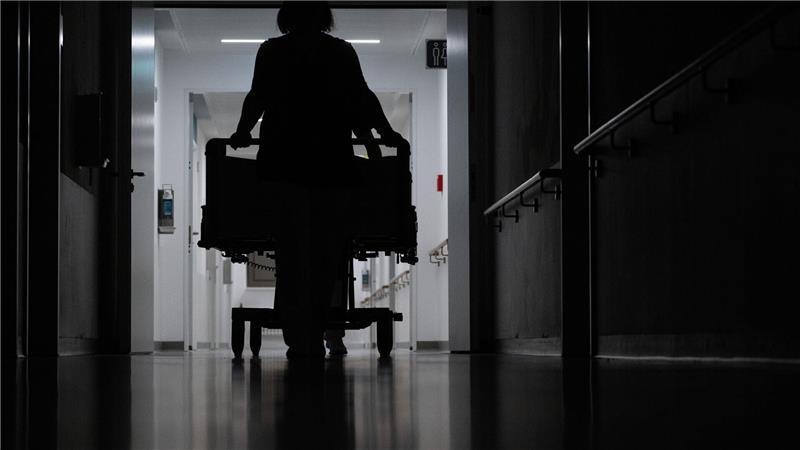 Eine blinde Frau klagt in Karlsruhe gegen eine Rehaklinik. (Symbolbild)