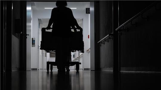 Eine blinde Frau klagt in Karlsruhe gegen eine Rehaklinik. (Symbolbild)