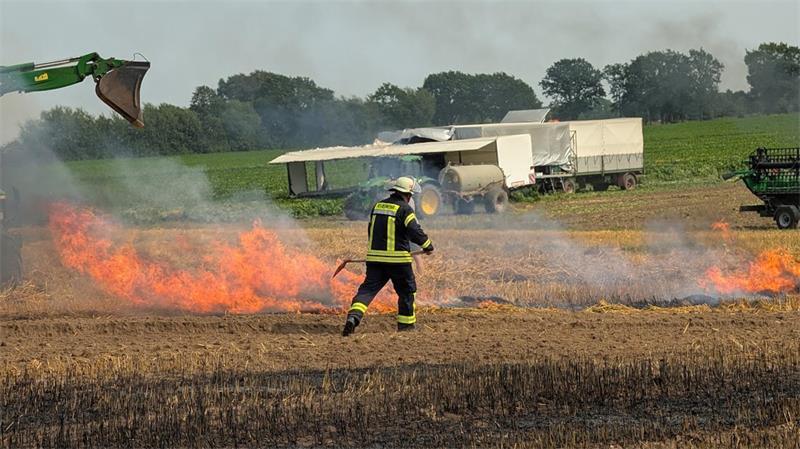 Eine brennende Ballenpresse hat in Marxen ein Feld in Flammen gesetzt.