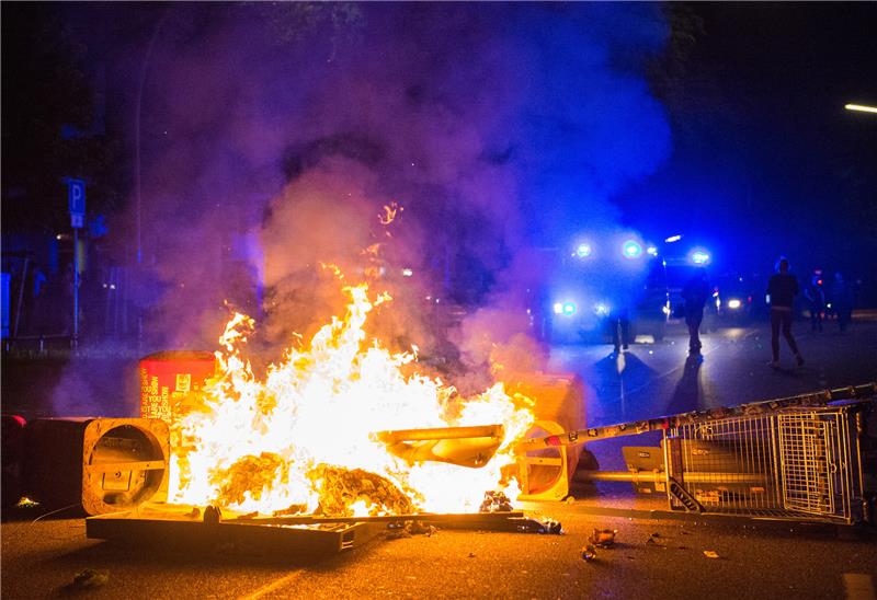 Eine brennende Barrikade im Schanzenviertel. Beim G20-Gipfel in Hamburg 2017 kam es zu zahlreichen Ausschreitungen. Foto: Daniel Bockwoldt/dpa
