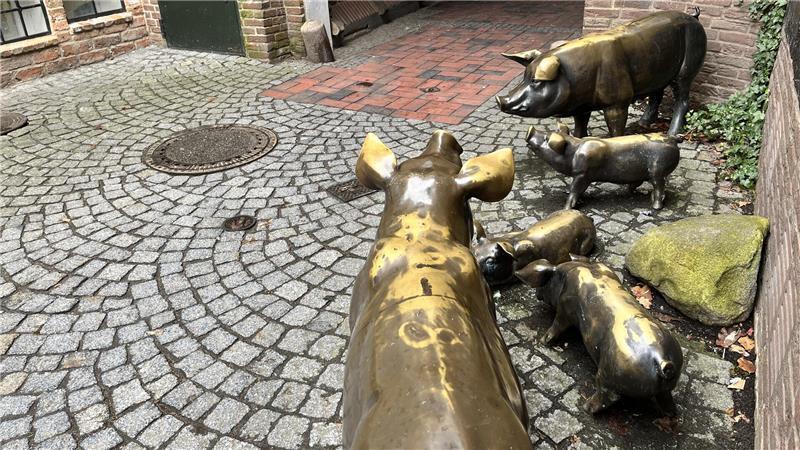 Eine bronzene Schweinefamilie erinnert in der Westfleth-Passage an den Schlachter Bitter.