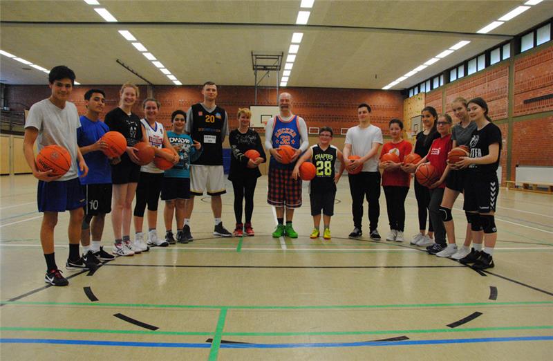 Eine bunt zusammengewürfelte Schar: die „BasKIDballer“ um den Pädagogen und Basketball-Fan Daniel Lang (Mitte).  Foto: Stief