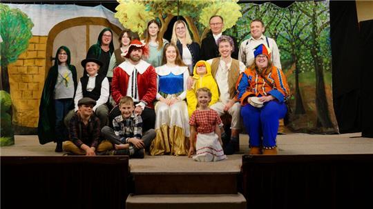 Eine bunte Truppe: Der Tanzkreis Engelschoff nimmt sein junges Publikum mit ins Märchen "Die goldene Gans".