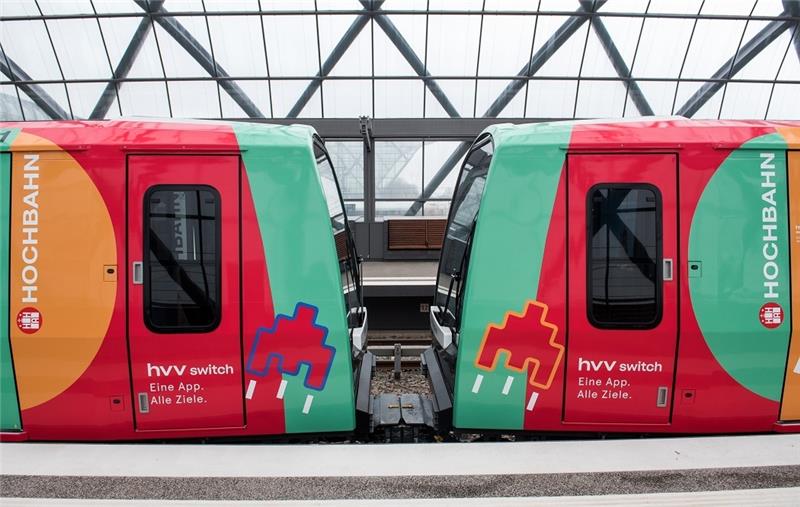 HVV gibt 3 Millionen Euro für Werbung aus Eine bunte U-Bahn vom Typ DT5 steht im Bahnhof Elbbrücken. Mit dem Zug, der komplett im switch-Look gestaltet wurde, wollten HVV und Hochbahn auf das Projekt der Mobilitätsapp aufmerksam machen. Foto: Daniel Bockwoldt/dpa
