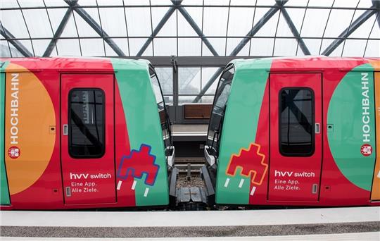 Eine bunte U-Bahn vom Typ DT5 steht im Bahnhof Elbbrücken. Mit dem Zug, der komplett im switch-Look gestaltet wurde, wollten HVV und Hochbahn auf das Projekt der Mobilitätsapp aufmerksam machen. Foto: Daniel Bockwoldt/dpa