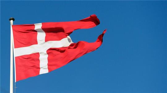 Eine dänische Flagge weht in Kopenhagen: Die dänische Regierung sucht nach rechtlichen Wegen, um Koranverbrennungen unter Strafe zu stellen.