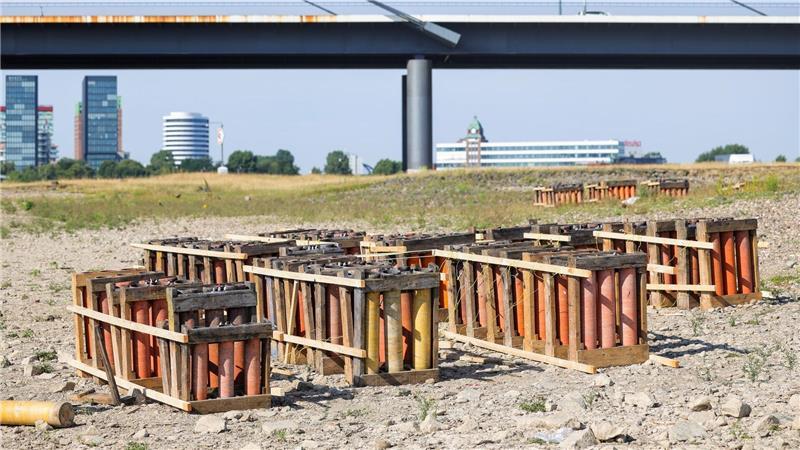 Rheinkirmes: Feuerwerk nach Unglück auf der Kippe Eine der Abschussvorrichtungen für das Feuerwerk soll vor dem Start umgekippt sein. Die Polizei ermittelt, ob das der Auslöser für das Unglück war.