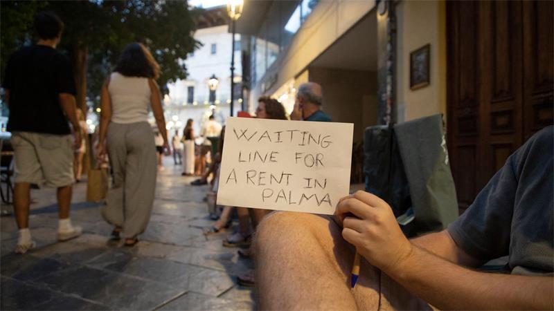 Erneute Demonstration gegen Massentourismus auf Mallorca Eine der Folgen der vielen Touristen auf der spanischen Mittelmeerinsel Mallorca ist knapper und teurer Wohnraum.