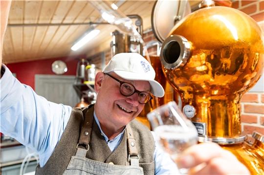 Eine der Schlemmerstationen in Egestorf: Gerhard Bosselmann kontrolliert in seiner Brennerei den von ihm gebrannten Heide-Gin. Fotos: Schulze/dpa