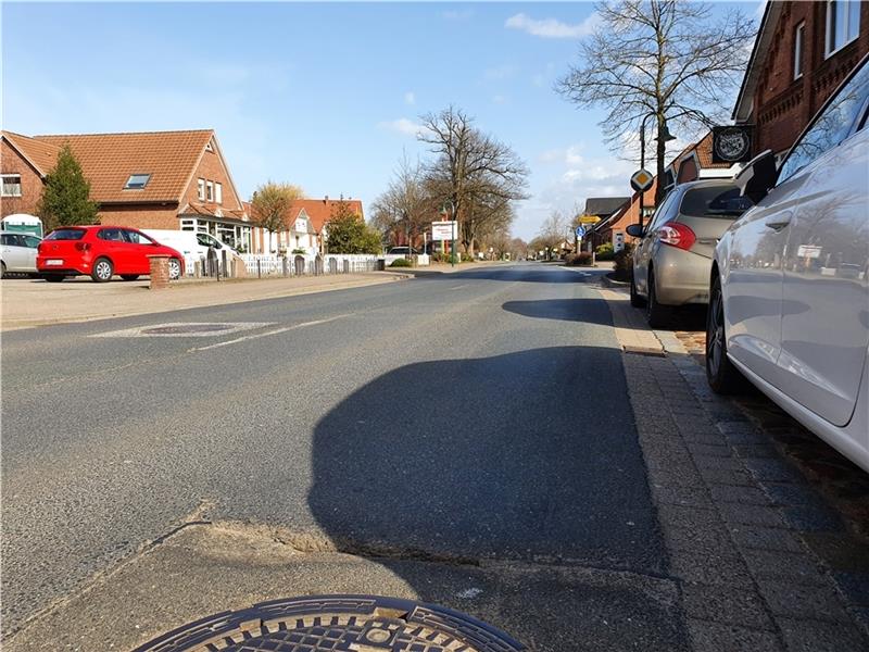 Eine der am stärksten frequentierten Straßen in der Samtgemeinde: die Buxtehuder Straße . Bald wird die Apenser Ortsdurchfahrt saniert. Foto: Beneke