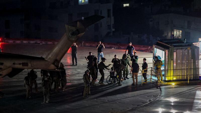 Israel: 400 „Terrorziele“ getroffen Eine der befreiten Geiseln kommt in einem Helikopter des israelischen Militärs auf dem Dach eines Krankenhauses in Tel Aviv an.