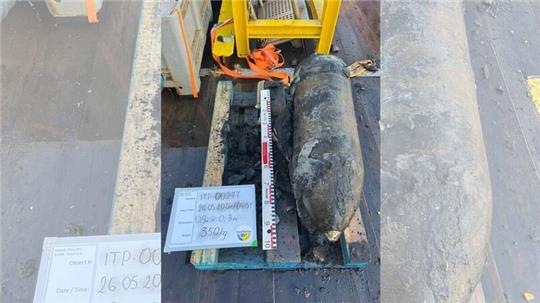 Eine der drei 350 Kilogramm schweren großkalibrigen Granaten, die vermutlich aus der Kaiserzeit stammen. Sie wurden im Fahrwasser querab des Leitdamms gefunden und entschärft.