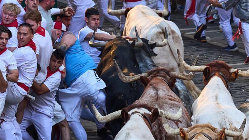 Eine der gefährlichsten Augenblicke des zweiten von insgesamt acht Läufen mit Kampfstieren während des umstrittenen San-Fermín-Festes im nordspanischen Pamplona.