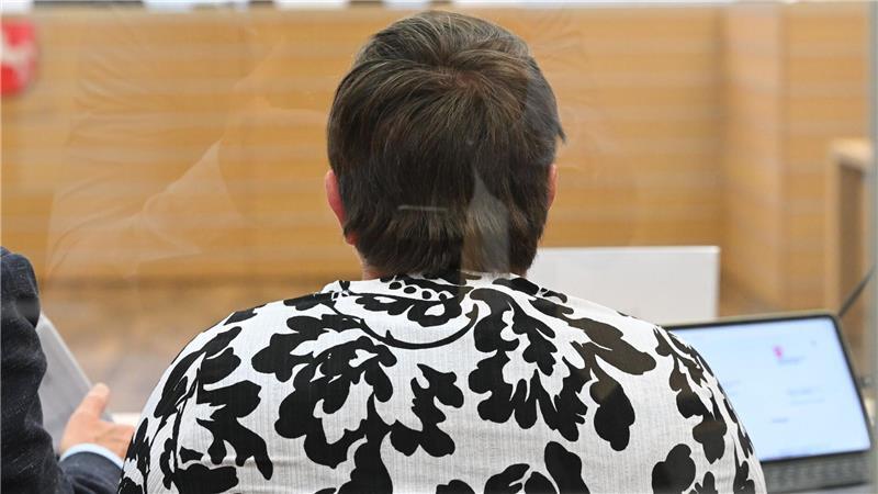 Eine der vier Angeklagten im Landgericht Braunschweig. Sie soll die Forderungen der mitangeklagten Betreiber in einem Harzer Heim umgesetzt haben.