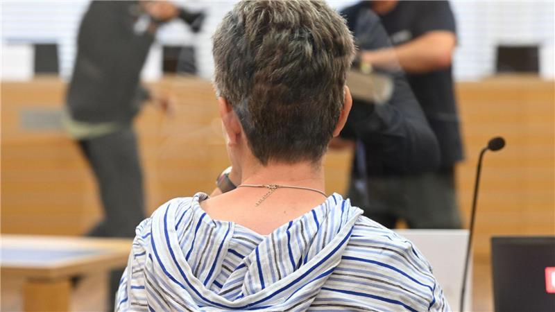 Eine der vier Angeklagten im Landgericht Braunschweig. Sie soll für die Straftaten der Mitangeklagten Beihilfe geleistet haben.