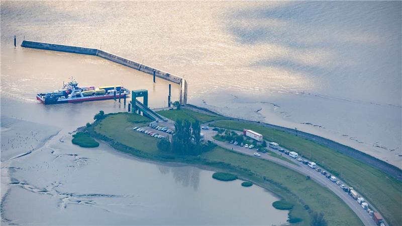 Stau an der Elbfähre: Neue Anleger haben für die Reederei Priorität Eine der vier Autofähren der Reederei FRS Elbfähre fährt auf der Elbe vor dem Glückstädter Anleger der Fähre Glückstadt-Wischhafen, während auf der B495 zahlreiche Fahrzeuge und Lastwagen warten. Foto: dpa