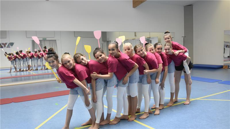 Eine der zwölf Tanzgruppen der TuS Jork Dance Show bei der Probe.