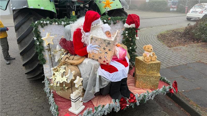 Eine detailreiche Weihnachtsmann-Szene ziert diesen Traktor.