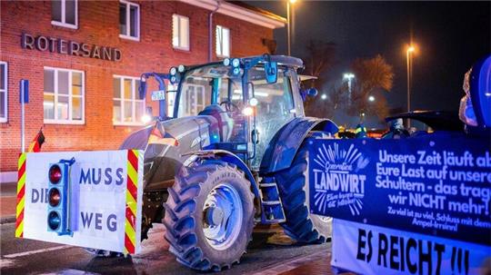 Eine deutliche Botschaft: Bei der nächtlichen Blockade-Aktion der Bauern im Bremerhavener Hafen Anfang Februar wurde unmissverständlich gefordert, dass die Ampel „weg muss“