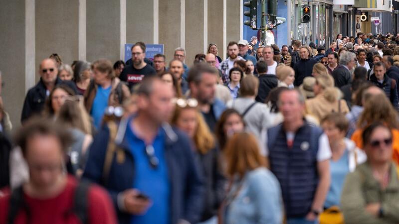 Zwei Drittel der Deutschen sehen Frieden in Europa bedroht Eine deutliche Mehrheit von 70 Prozent geht davon aus, dass Europa durch die EU sicherer ist.