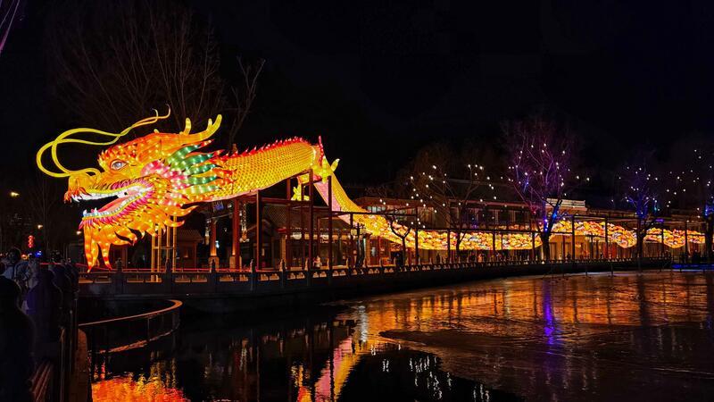 Eine drachenförmige Lichtinstallation am Mondneujahrsabend im Shichahai-Gebiet in der Hauptstadt Chinas.