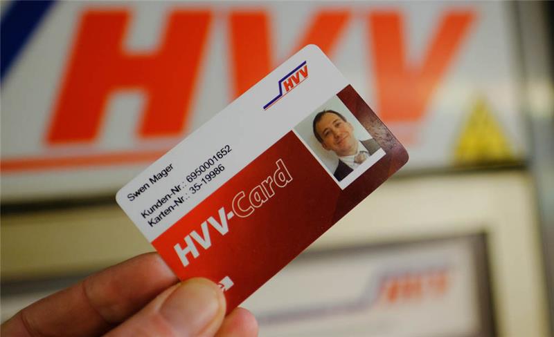 Eine elektronische Kundenkarte des HVV wird in Hamburg im Hauptbahnhof in die Kamera des Fotografen gehalten. Foto: Axel Heimken/dpa