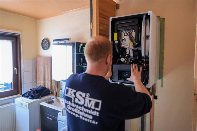 Eine energetische Sanierung macht viele Umbaumaßnahmen nötig, die der Staat fördert. Der Handwerker sollte aber nicht beginnen, bevor der Antrag auf Förderung raus ist.