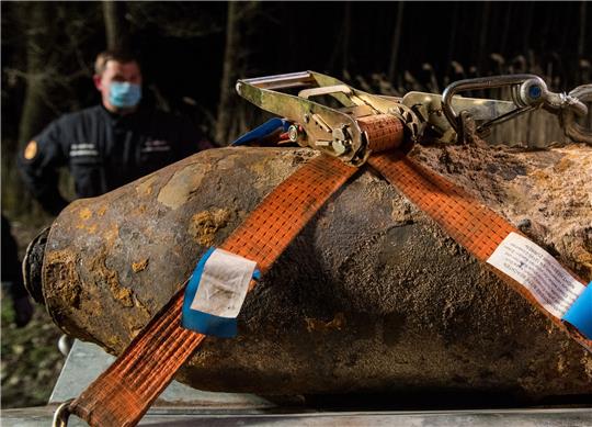 Eine entschärfte Bombe aus dem Weltkrieg ist in Hamburg auf einem Spezialfahrzeug verladen. Mehr als 200 Weltkriegsbomben und Granaten sind 2022 in Hamburg geborgen und sichergestellt worden. Foto: Daniel Bockwoldt/dpa