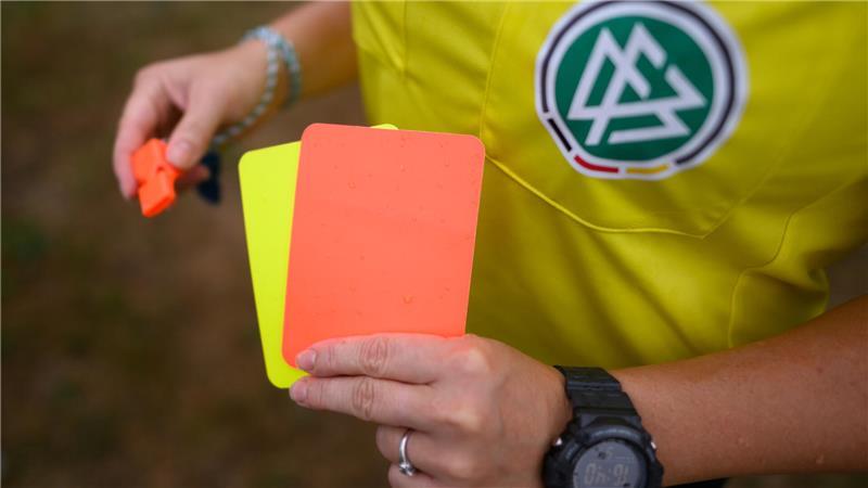 Schiedsrichter kennt Regel nicht – Protest in Landesliga Eine falsche Regelauslegung gipfelte in einem Platzverweis gegen Rot-Weiss Cuxhaven.